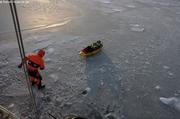 107 En kayak sur jeune banquise