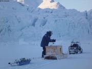 416 Glaciometre au pied du glacier