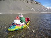 828 Aurore et Leonie en kayak
