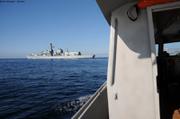 219 Croisement de bateaux gris
