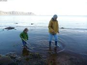 217 Leonie et Jocelyne cueillent des moules