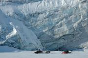 140 Motoneiges devant glacier