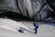238 Glissades devant grotte glaciaire