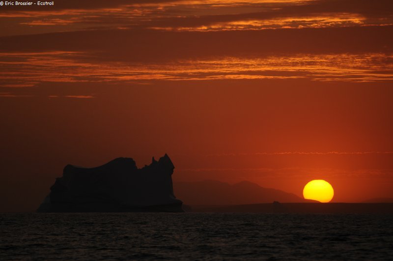 576 Iceberg et soleil couchant Scoresbysund