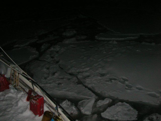 053 Nuit polaire traces d ours et debacle