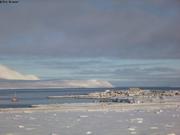 Vagabond au mouillage devant le port de Qikiqtarjuaq