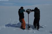 Eric et Jaypee perce la glace du lac pour pecher