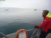 Tanker et bateau de peche devant Qikqitarjuaq