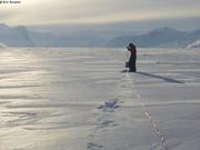 Guislain plonge un instrument sous la glace pour mesure optique