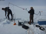 Jens et Niki deploient radiometres sous la glace
