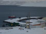 Vagabond proche digue Arctic Bay pour ravitaillement caruburant