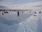 Terrain de hockey devant village ©France Pinczon du Sel