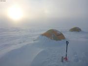 Coup de vent sur campement mission Devon Ice Cap©EB