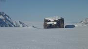 Enorme rocher sur le glacier Belcher©EB