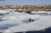 Laurent et Patrick explorent les glaces devant Qikiqtarjuaq