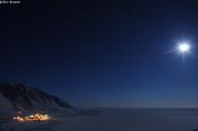 Pleine lune sur Grise Fiord