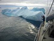 Leonie observe iceberg qui se rapproche de Vagabond au mouillage ©EB