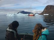 Petit iceberg se rapproche de Vagabond au mouillage devant Grise Fiord ©EB