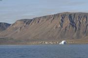 Grise Fiord et iceberg ©EB