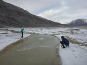Aurore et Leonie testent riviere gelee fjord Starnes ©EB