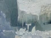 Iceberg et ses stalactites printaniers ©EB