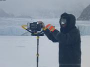 Tom tariere devant glacier Sverdrup ©EB