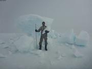Terry collecte glace iceberg pres du glacier Jakeman ©EB