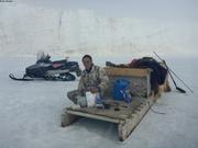 1428 Terry snack devant glacier Jakeman ©EB