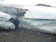 Eric devant front de glacier Boger Bay ©Leonie Brossier