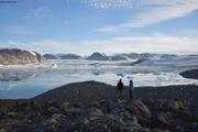 Eric et Yves observe le glacier Belcher©Ana Heras Duran