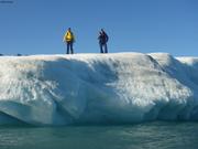 Retrouvailles Borge et Vince apres traversee calotte glaciaire Devon©EB