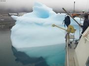 Repousser iceberg au mouillage devant Grise Fiord©EB
