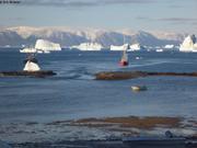 Arktika et Vagabond au mouillage devant Qaanaaq