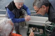 Christian Jochen et Jean observent echantillons coralline©EB