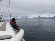 Eric face aux icebergs de l'Icefiord©Jean Perrin