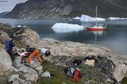 1116 Installation station sismique ile Qeqertaq fjord Kangerdluarssuk©EB