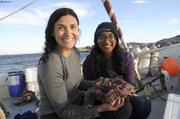 Natasha et Minoli avec bel echantillon de coralline©EB