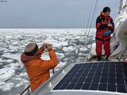 1020 Lonnie et Eric dans les glaces de la baie Whitefish©Matt Morris