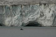 Kayak devant glacier