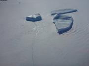 Icebergs engendrent cracks