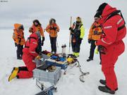 Quelques touristes s interessent aux manips scientifiques©EB