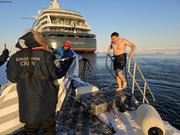 Lixin scientifique chinois sort du bain©EB