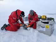 Team banquise decoupe carotte de glace©EB