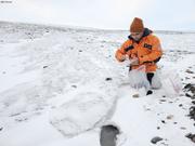 Ali preleve glace de glacier©EB