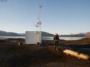 Eric retrouve cabane Inglefieldbukta©Delphine Granier